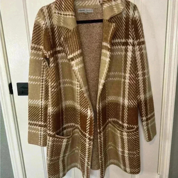 Absolutely Famous - Picture 6 of 16